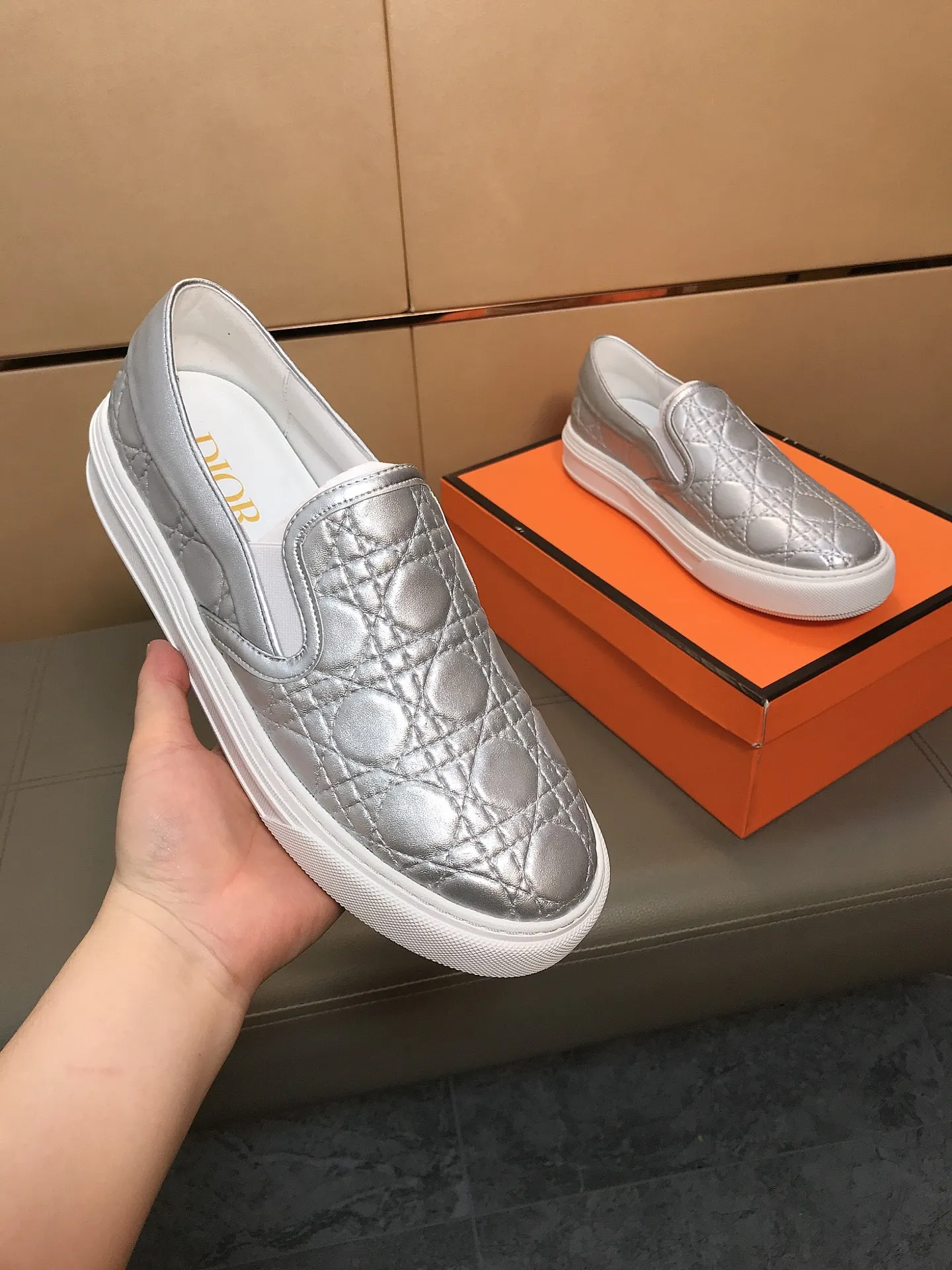 Factory price 400 🔥🔥 (Dior) new men's casual sports shoes 👣 Full of charm, luxury style gentleman's shoes Upper: Made of embossed cowhide imported from Italy, breathable leather lining. Brand wear-resistant soles; with classic logo💋The whole pair of shoes is fashionable and casual without losing high-end style🎈🎈Size: 39-44 (45.46 can be customized)